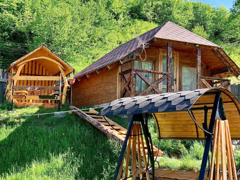 Cabaña de madera con porche y casa en VIP-Domyk en Rakhiv