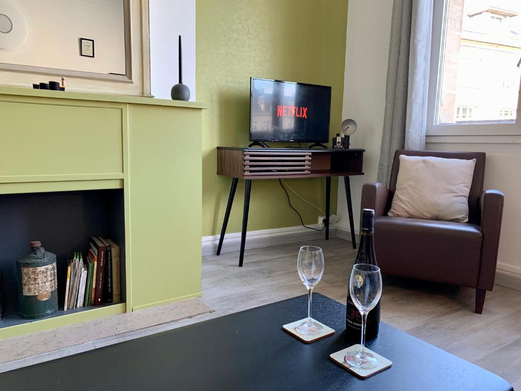 Televízia a/alebo spoločenská miestnosť v ubytovaní Appartement spacieux lumineux hypercentre