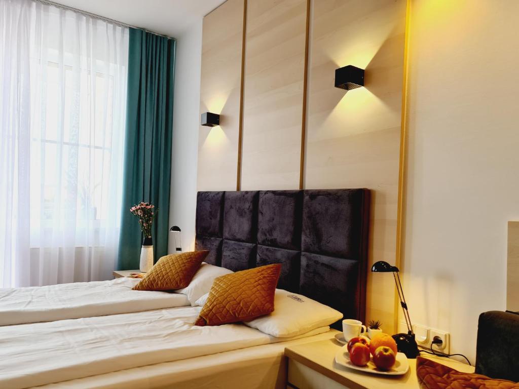 um quarto com uma cama e uma mesa com fruta em Apartament Nadmorski HEXAGON - 5D Apartamenty em Grzybowo