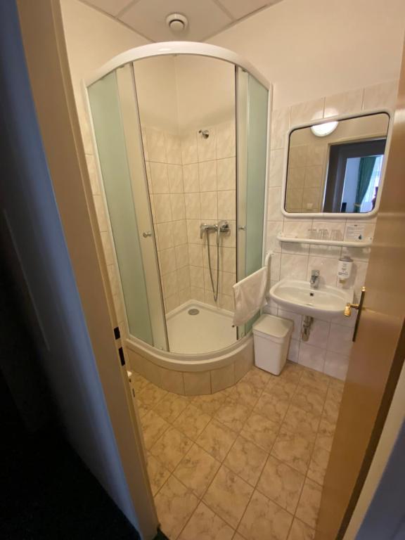 Uma casa de banho em Hotel Omega Brno