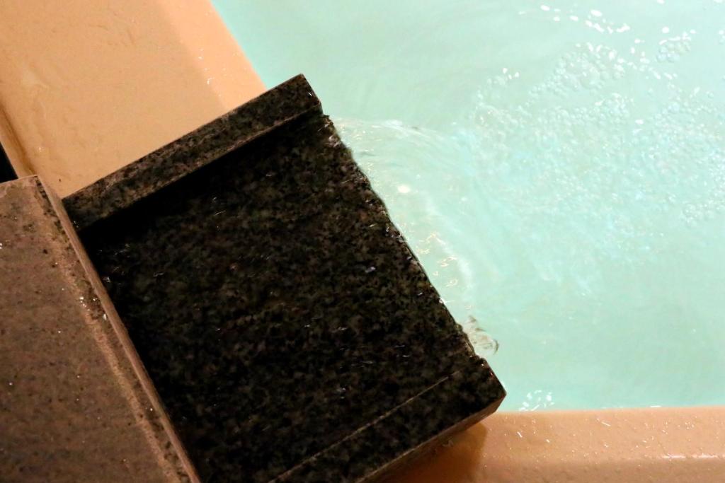 un chiusura di una piscina d'acqua di Ocean View Hamayu a Makinohara