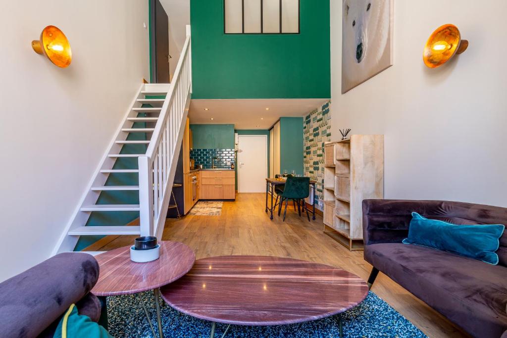 un salon avec un escalier et une table dans l'établissement 