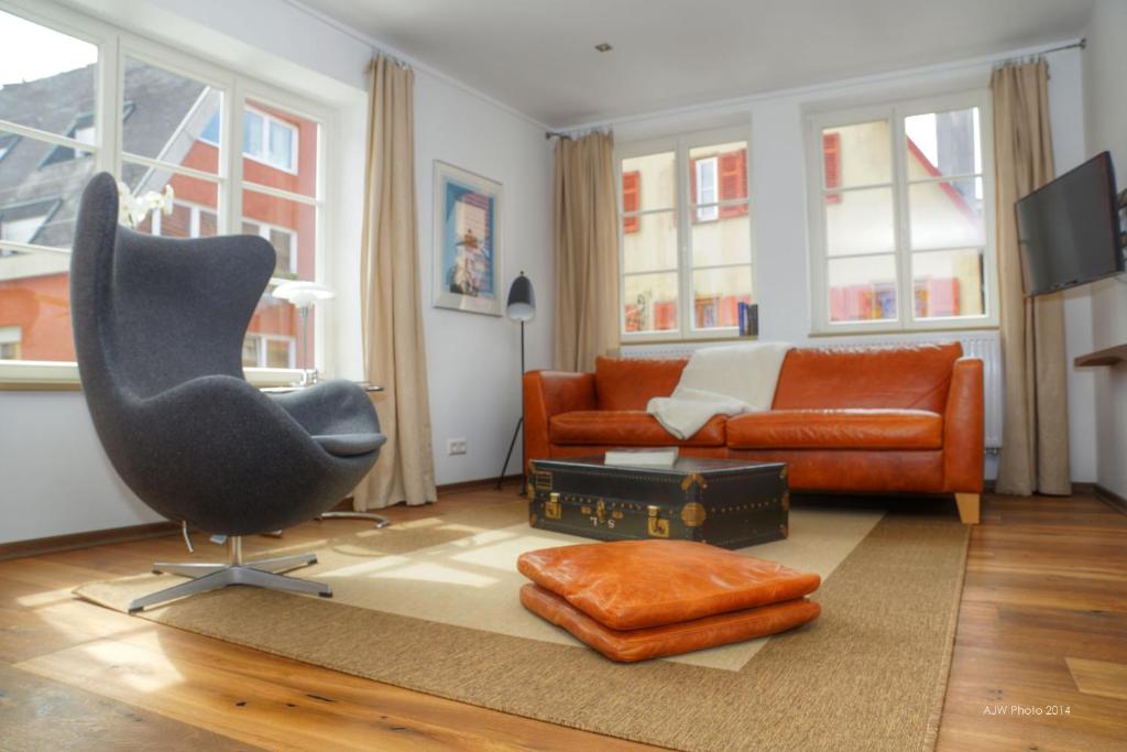 a living room with a chair and a couch at Apartment am Schlosshof in Besigheim