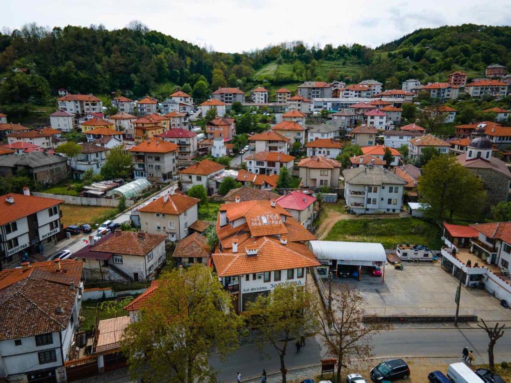 Nespecifikovaný výhled na hory nebo výhled na hory při pohledu z hotelu