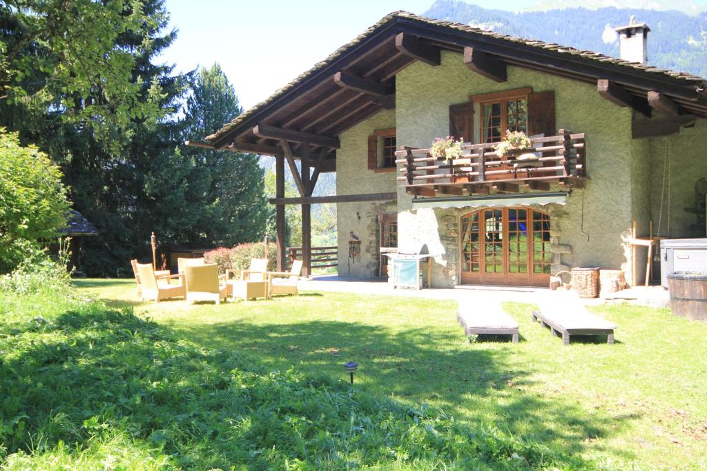 Zahrada ubytování Chalet Falcon - Luxury Swiss Retreat with Hot-Tub