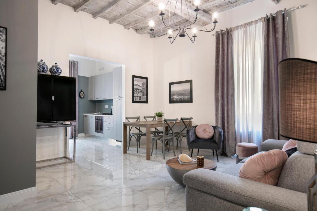un soggiorno con divano e tavolo di San Niccolò Luxury Apartment a Firenze