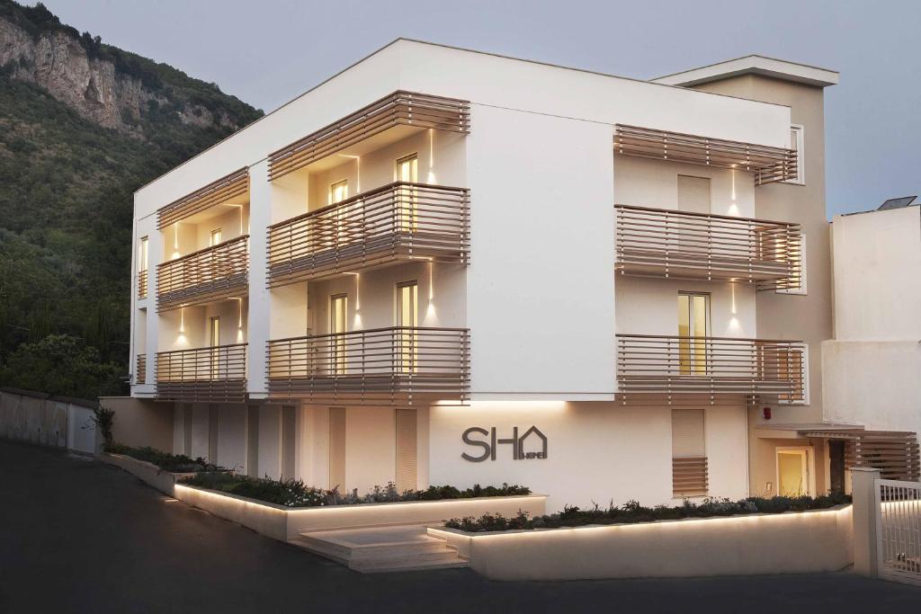 un edificio con balcones en un lateral en SH Home, en Palma Campania
