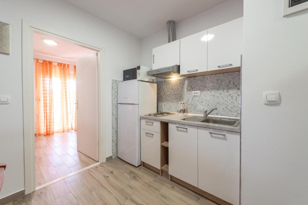 Kuchyňa alebo kuchynka v ubytovaní Apartments Vukelic