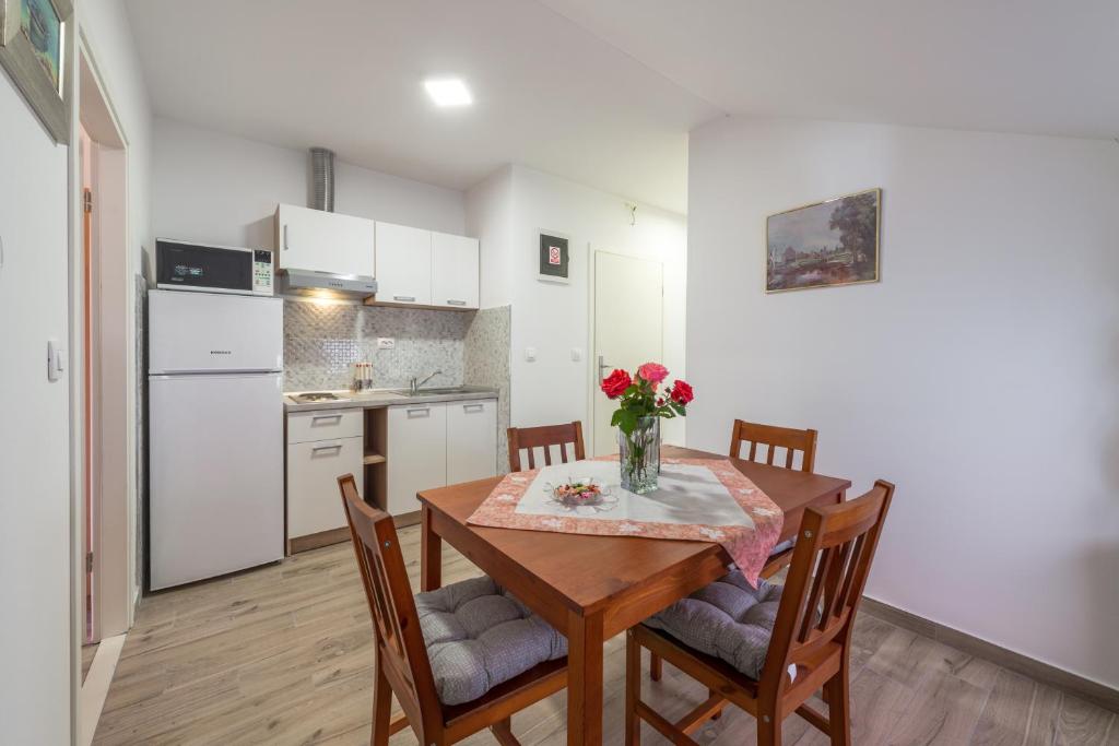 Kuchyňa alebo kuchynka v ubytovaní Apartments Vukelic