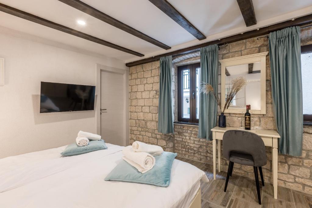 Postel nebo postele na pokoji v ubytování Old Town B&B Rooms Matusko