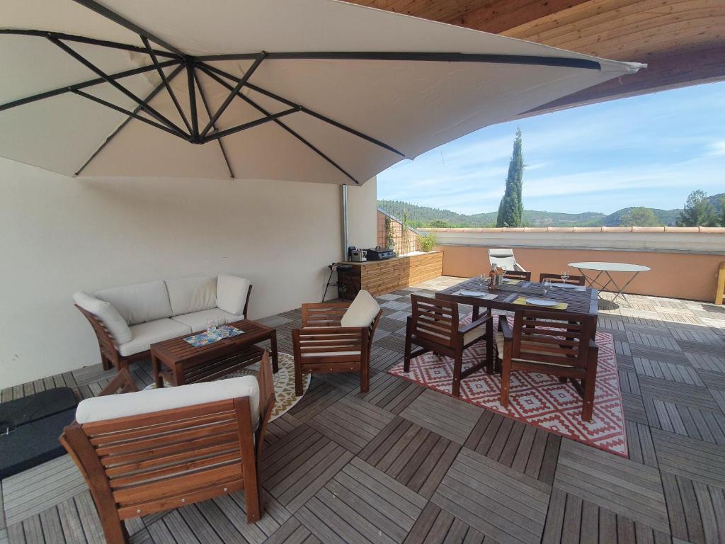 sala de estar con mesa y sillas en Terrasse 130m2 panoramique avec Climatisation Piscine - 3 chambres en Gréoux-les-Bains