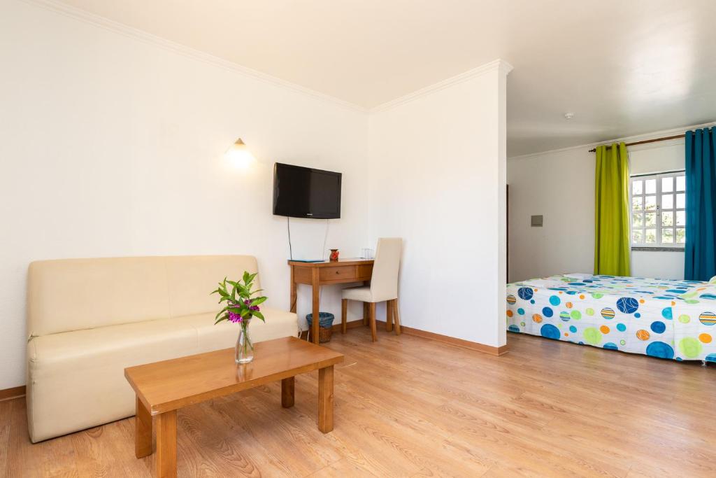 TV a/nebo společenská místnost v ubytování Hotel Azul Praia