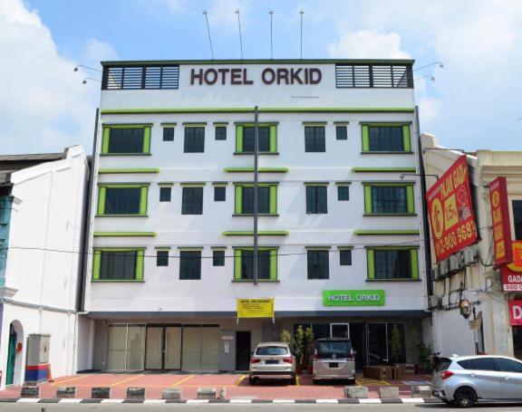 a hotel ontario building with cars parked in front of it at HOTEL ORKID PORT KLANG in Klang