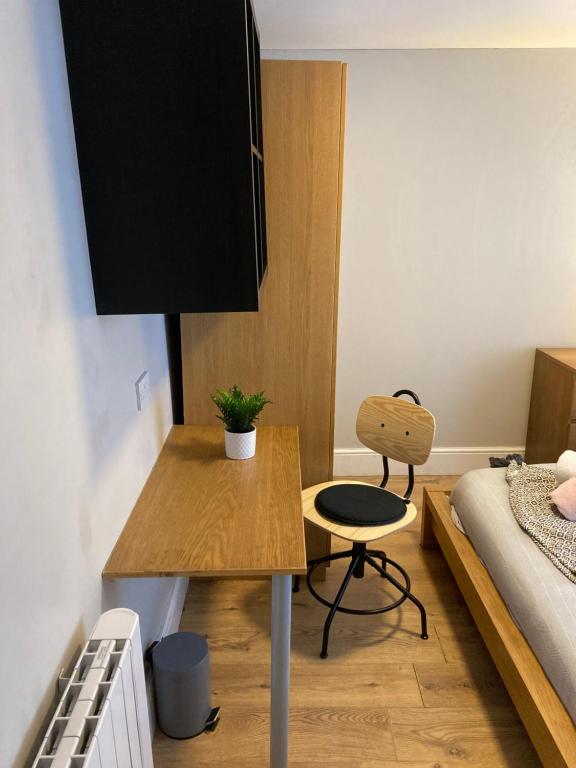 a bedroom with a desk and a bed and a chair at 'Bloomfield' at stayBOOM in Lancaster