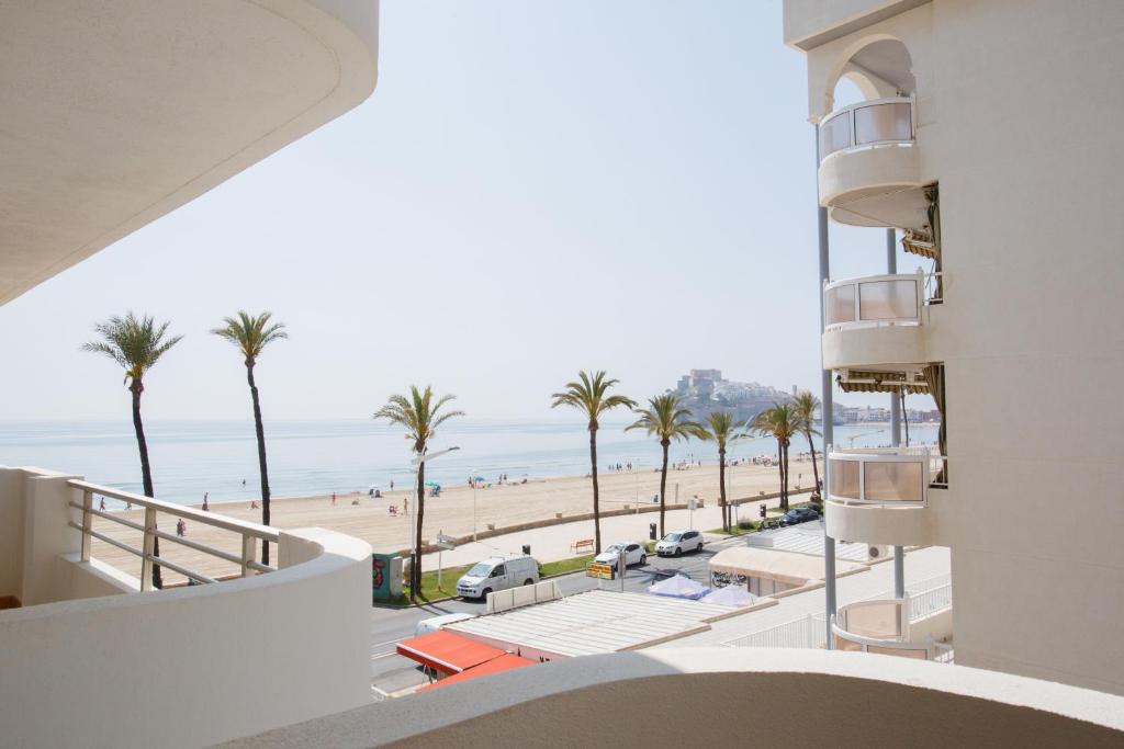 - une vue sur la plage depuis le balcon d'un bâtiment dans l'établissement PRIMERA LÍNEA COLISEUM, à Peñíscola