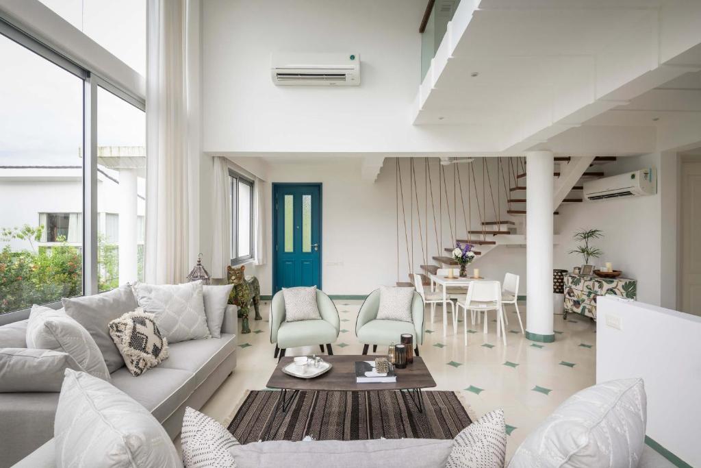 Posezení v ubytování El Tesoro 2BHK elegant Apartments in Siolim with pool- 10 mins drive to Assagao