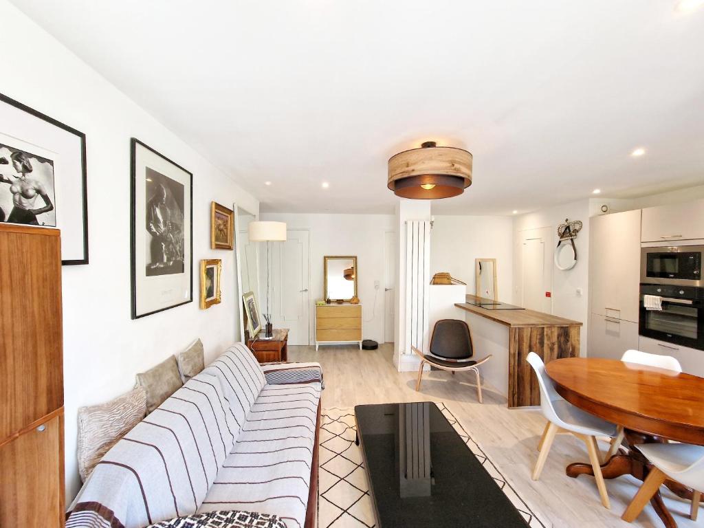 una sala de estar con un sofá y una mesa en Cannes Appartement Palais Festivals, en Cannes