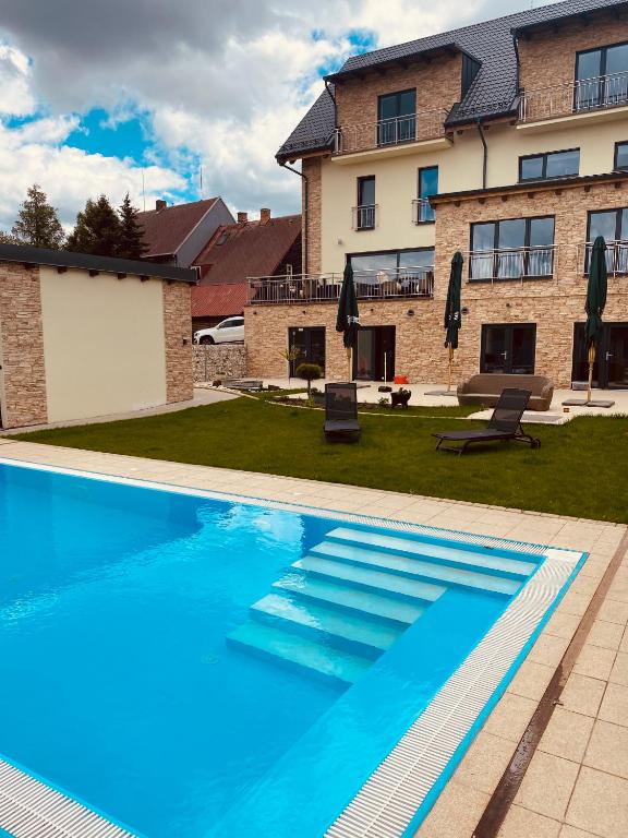Bazén v ubytování Joy Aparthotel Keilberg nebo v jeho okolí