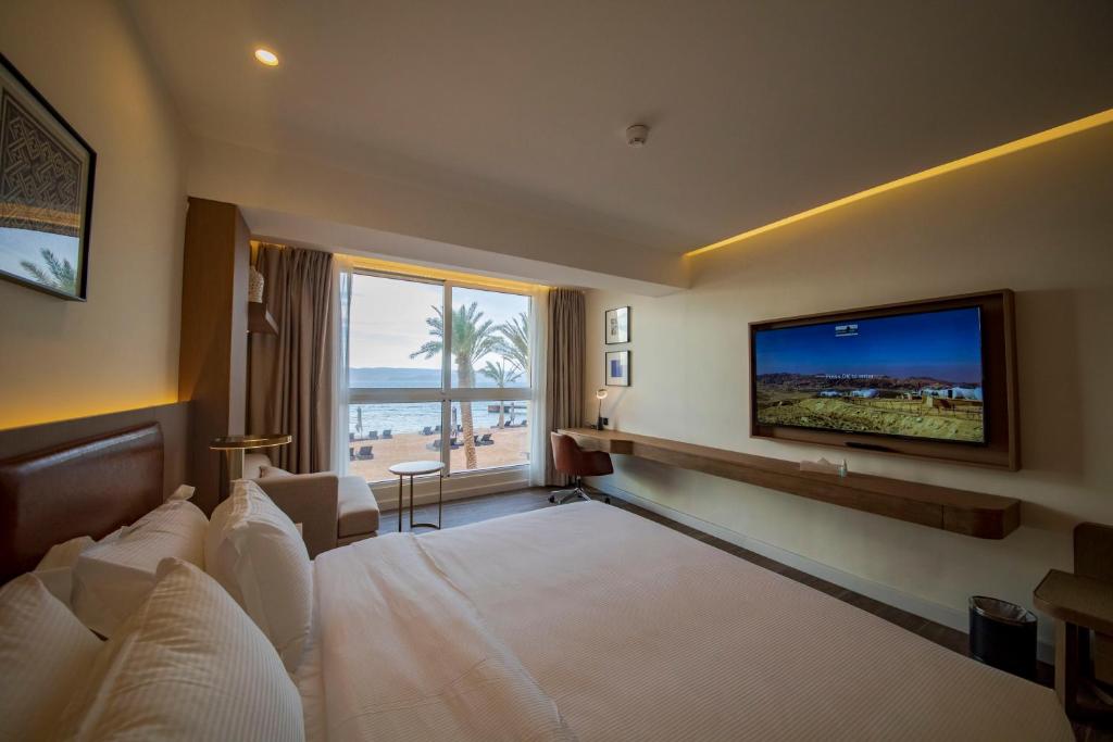 TV a/nebo společenská místnost v ubytování Luxotel Aqaba Beach Resort & Spa Only 15 years plus