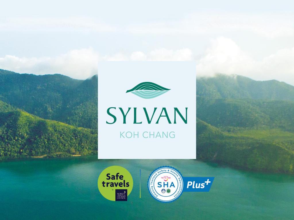 象島的住宿－SYLVAN Koh Chang，湖上一盒天鹅角长着