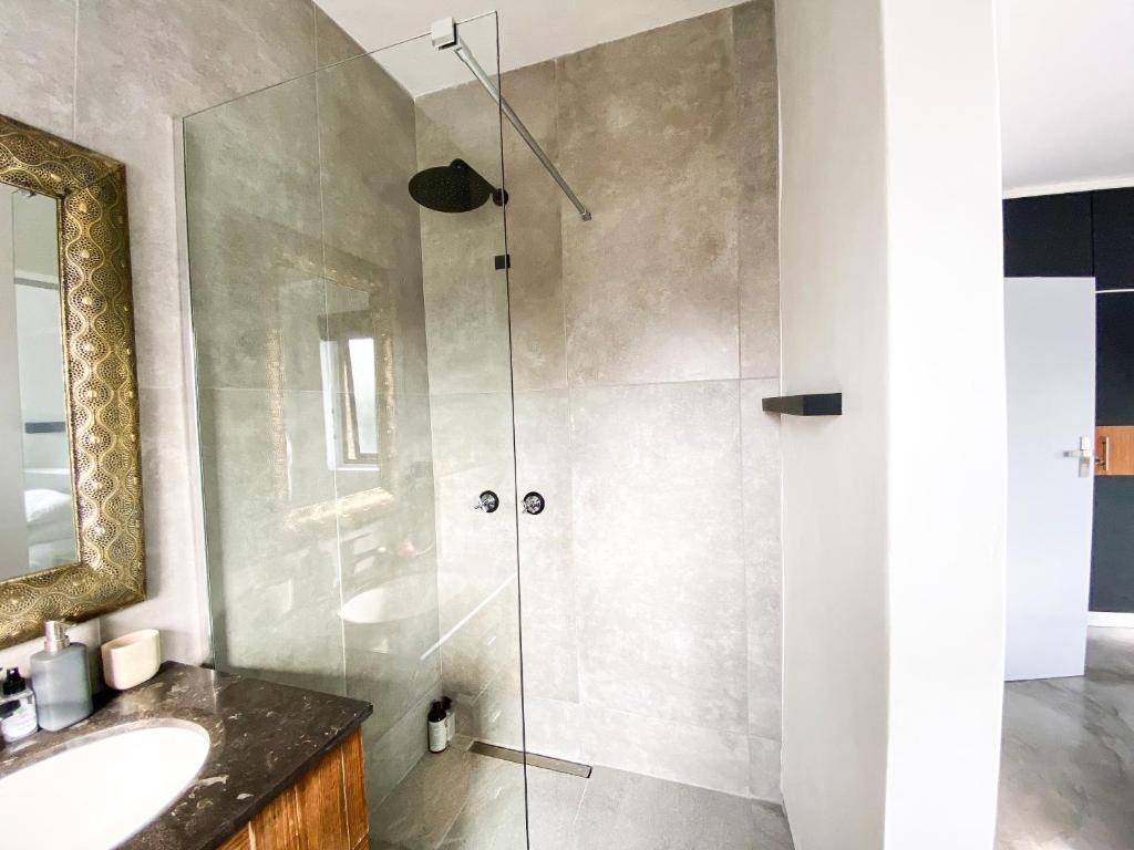 Stay On Main Plett - Contemporary 2-Bedroom Apartment - Image 13