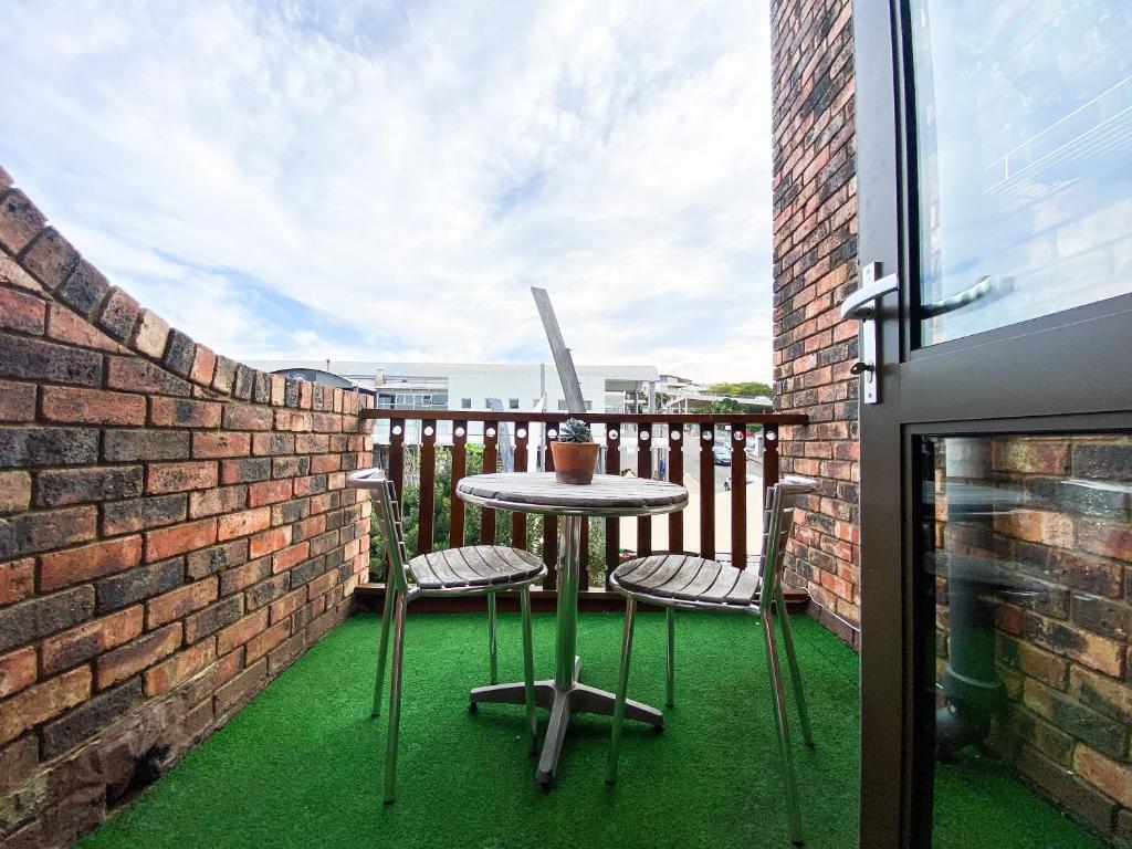 Stay On Main Plett - Contemporary 2-Bedroom Apartment - Image 10
