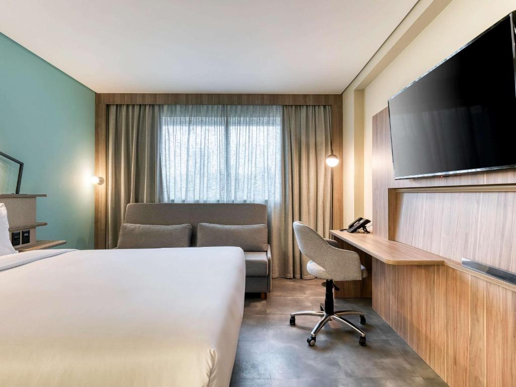 Uma TV ou centro de entretenimento em Novotel BH Savassi