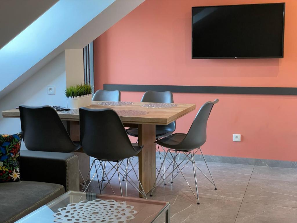 Televízia a/alebo spoločenská miestnosť v ubytovaní Apartamenty & Spa Stara Polana