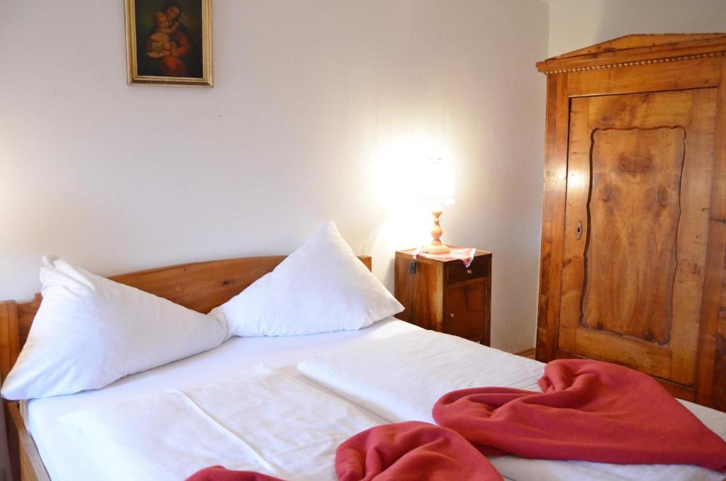 Uma cama ou camas num quarto em Bräugasthof Hallstatt