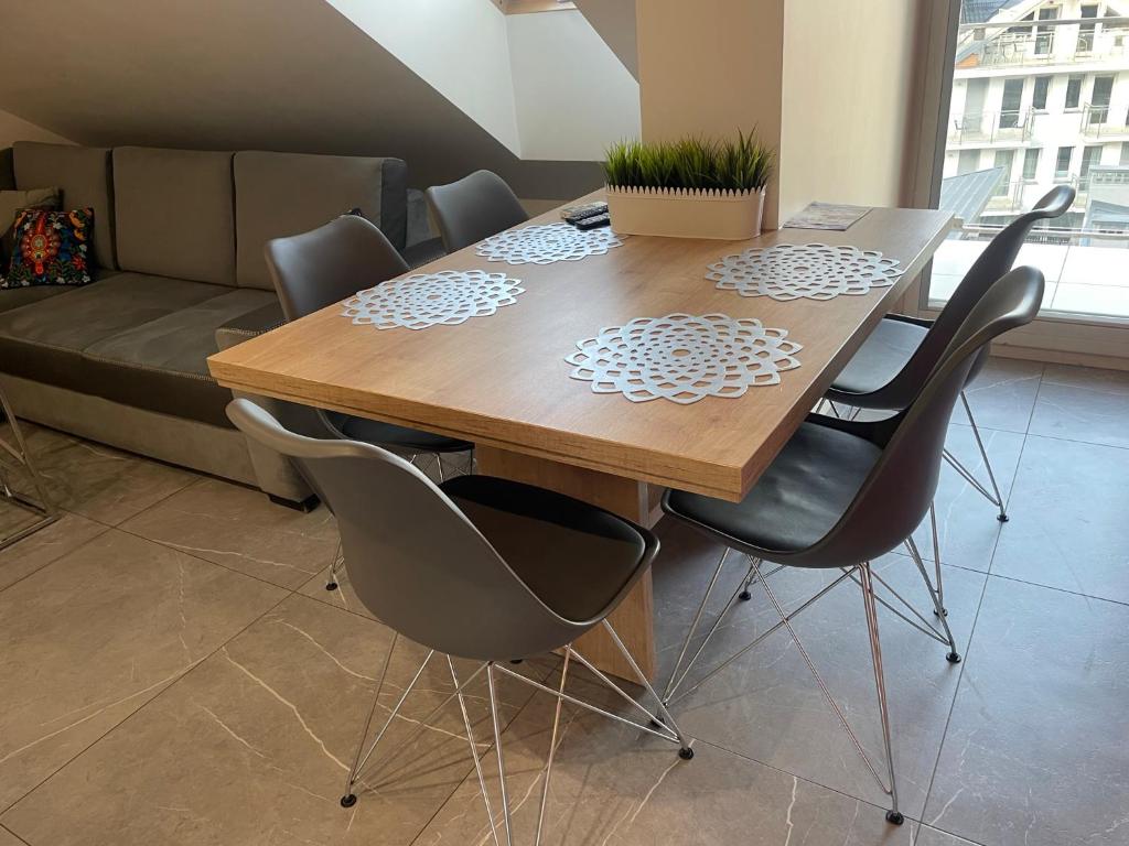 Posedenie v ubytovaní Apartamenty & Spa Stara Polana