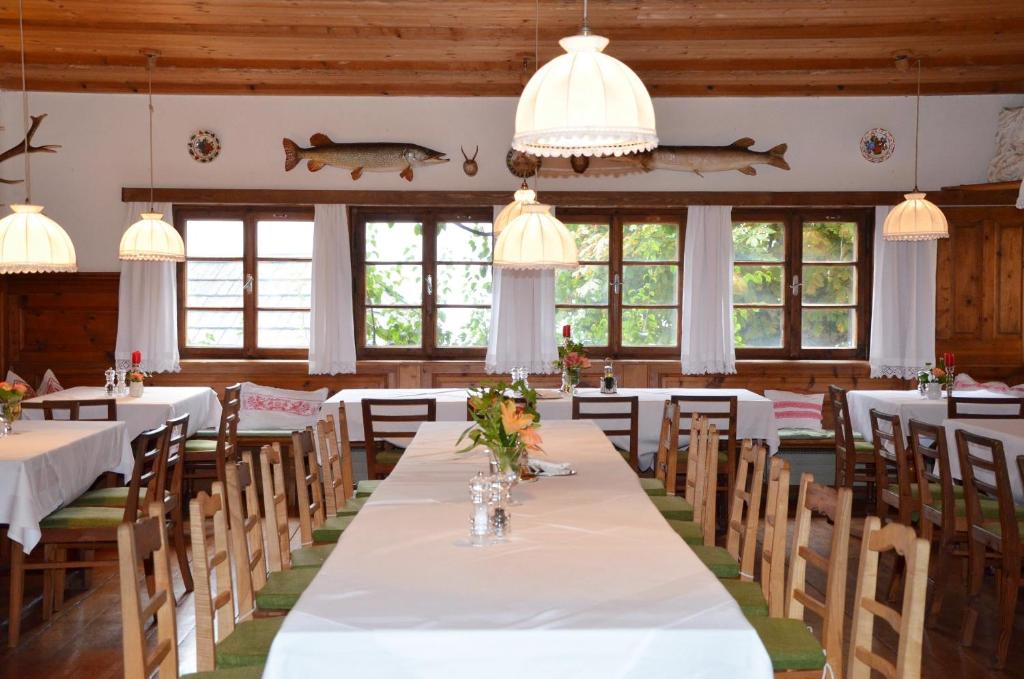 Um restaurante ou outro lugar para comer em Bräugasthof Hallstatt