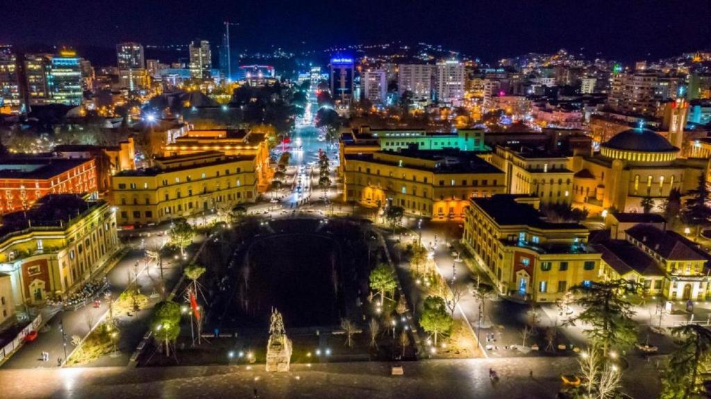 Nespecifikovaný výhled na destinaci Tirana nebo výhled na město při pohledu z hotelu