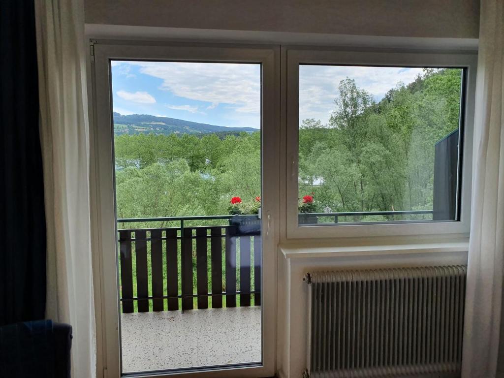 Nespecifikovaný výhled na hory nebo výhled na hory při pohledu z hotelu