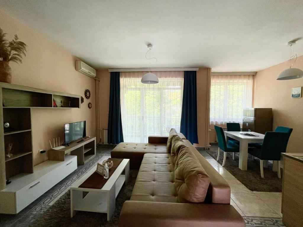 ein Wohnzimmer mit einem Sofa und einem Tisch in der Unterkunft City Place Apartments in Kumanovo