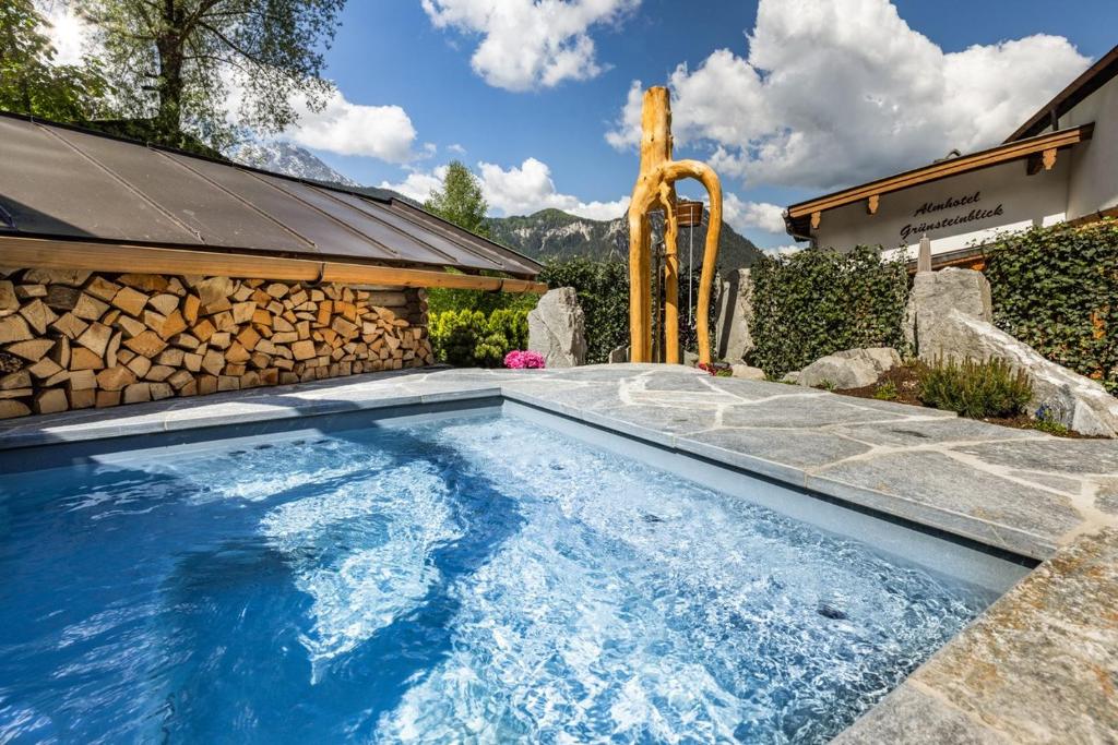 Bazén v ubytování Almhotel Grünsteinblick nebo v jeho okolí