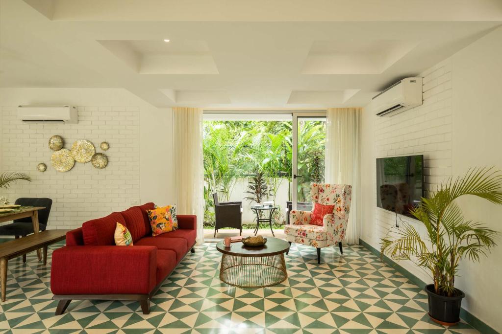Posezení v ubytování El Tesoro 2BHK elegant Apartments in Siolim with pool- 10 mins drive to Assagao