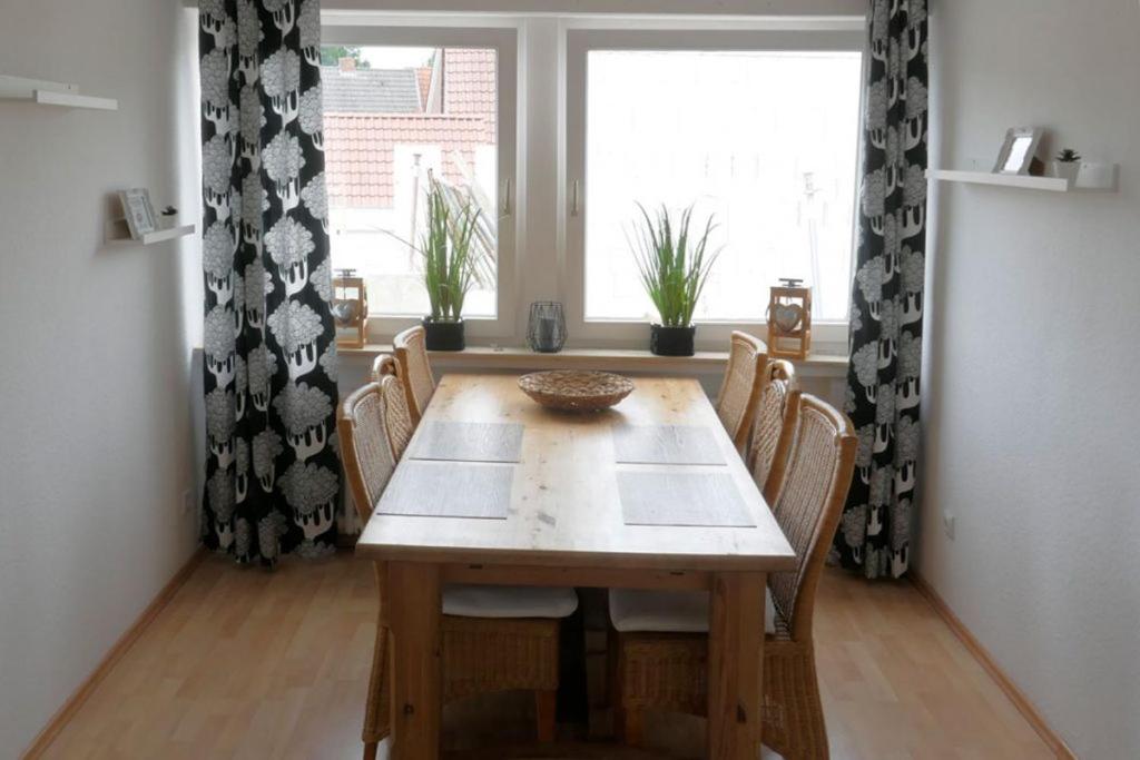 a dining room with a table and chairs and a window at FerieninNordhorn in Nordhorn