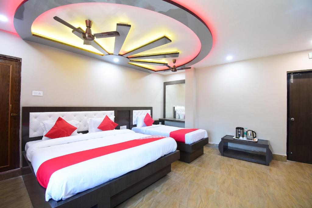 Een bed of bedden in een kamer bij Ananya Hotel