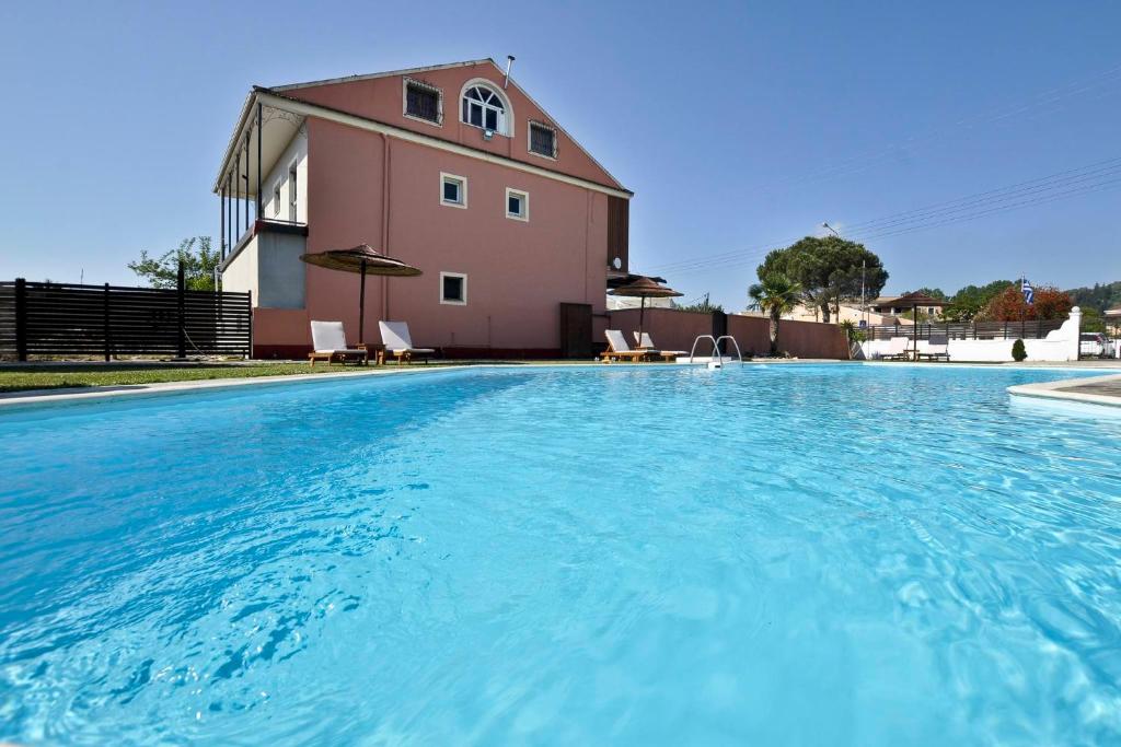 Bazén v ubytování Louvros Studios Sidari Corfu nebo v jeho okolí