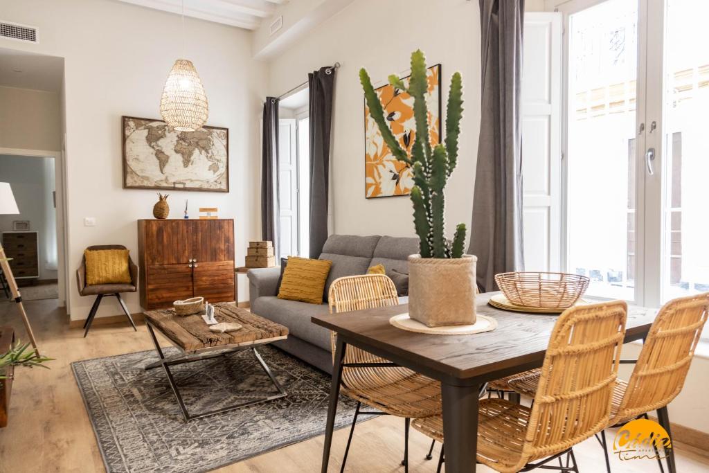 - un salon avec un canapé et une table dans l'établissement Carpenter's Home by Cadiz Time, à Cadix