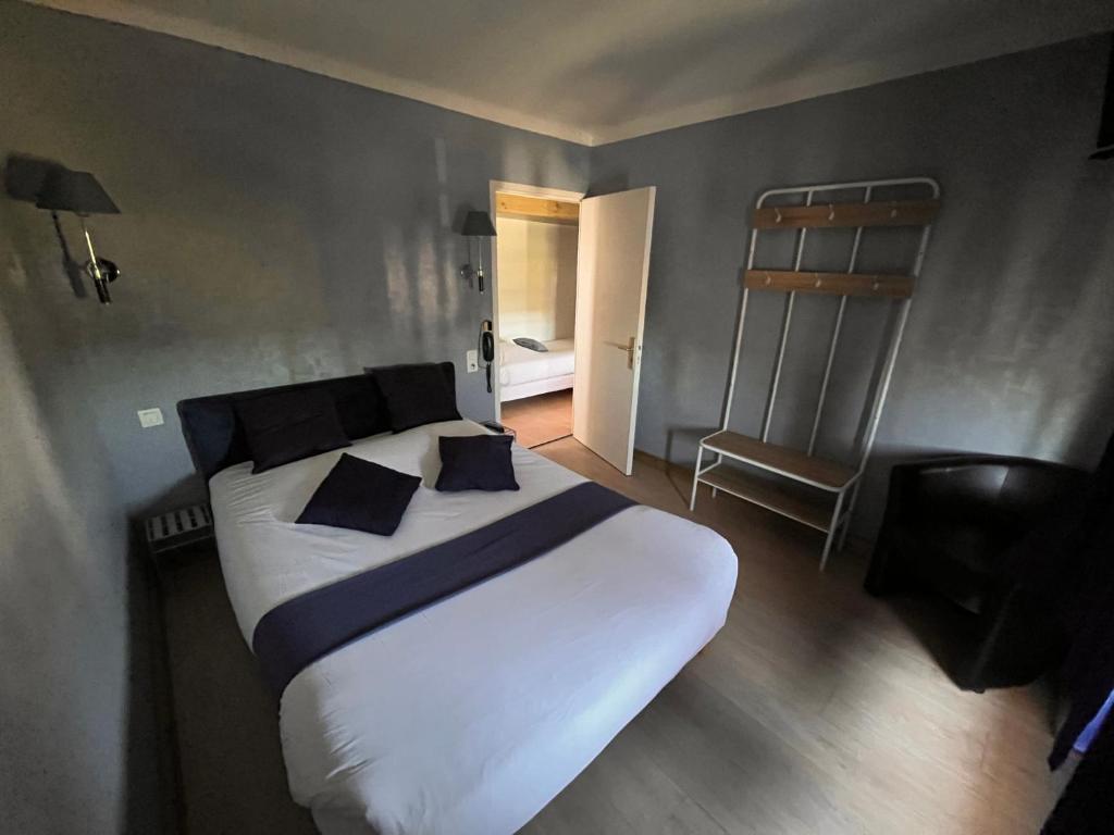 Postel nebo postele na pokoji v ubytování Hôtel des îles