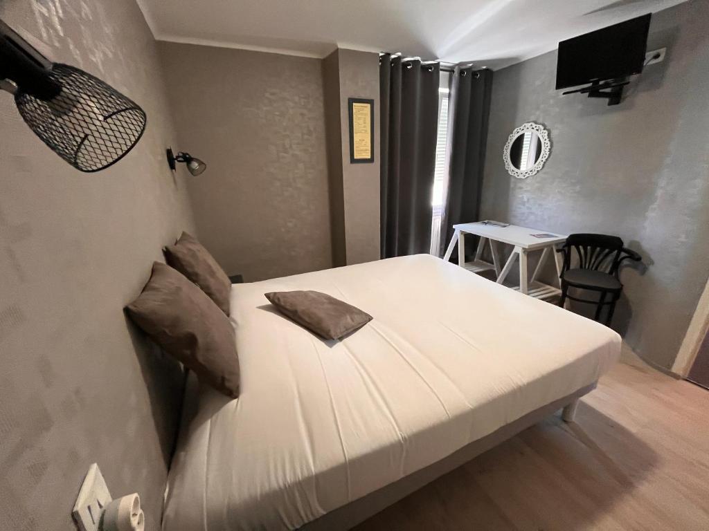 Postel nebo postele na pokoji v ubytování Hôtel des îles
