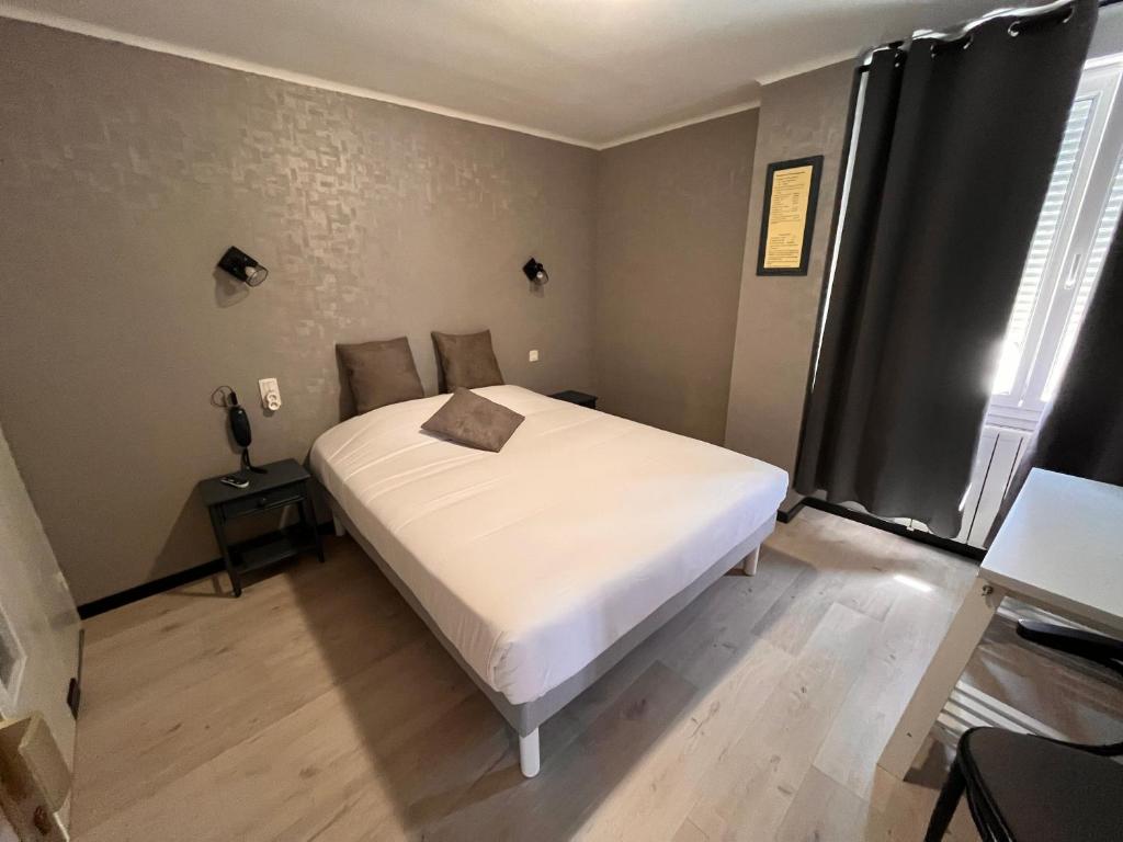 Postel nebo postele na pokoji v ubytování Hôtel des îles