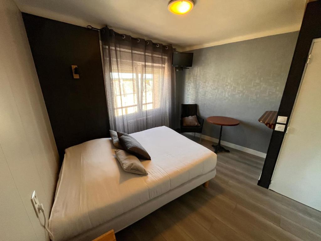 Postel nebo postele na pokoji v ubytování Hôtel des îles
