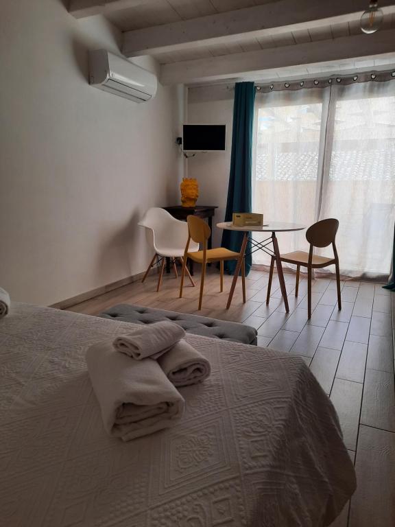 a bedroom with a bed and a table and chairs at Casa di Magda in Castellammare del Golfo