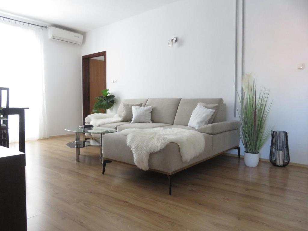 sala de estar con sofá y mesa en Apartments Angie, en Zadar