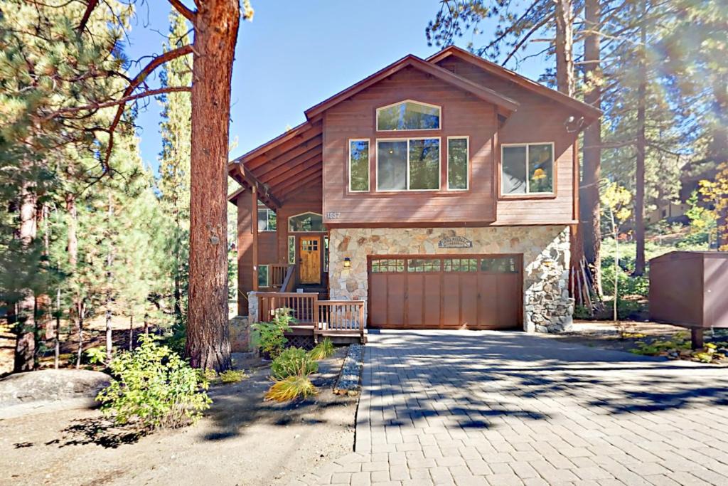 ein Haus mit einer Garage im Wald in der Unterkunft High Meadow Escape in South Lake Tahoe