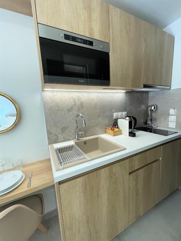 Kuchyňa alebo kuchynka v ubytovaní Chic Centre Suites Athens