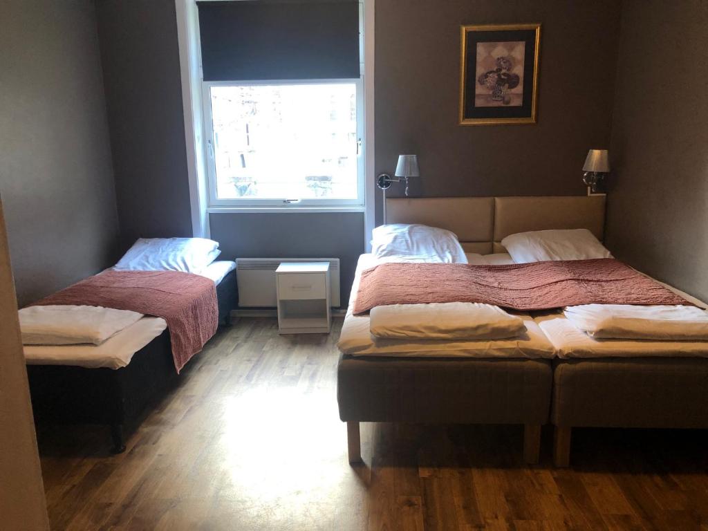 Postel nebo postele na pokoji v ubytování Rjukan Gjestehus