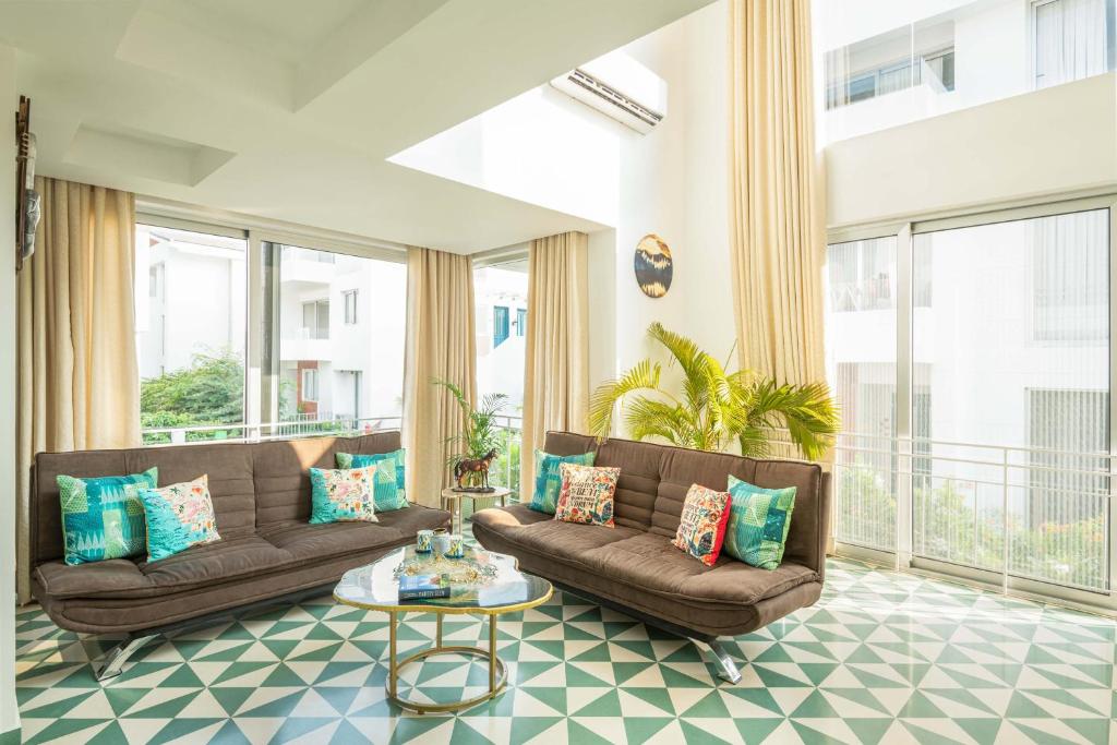 Posezení v ubytování El Tesoro 2BHK elegant Apartments in Siolim with pool- 10 mins drive to Assagao